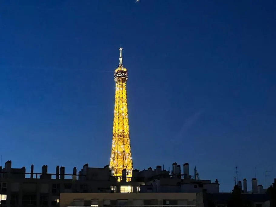 With Eiffel Tower View! Apartment *